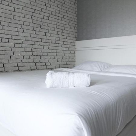 Modern And Comfortable Studio Apartment Springlake Summarecon Near Summarecon By Travelio Bekasi Exterior foto