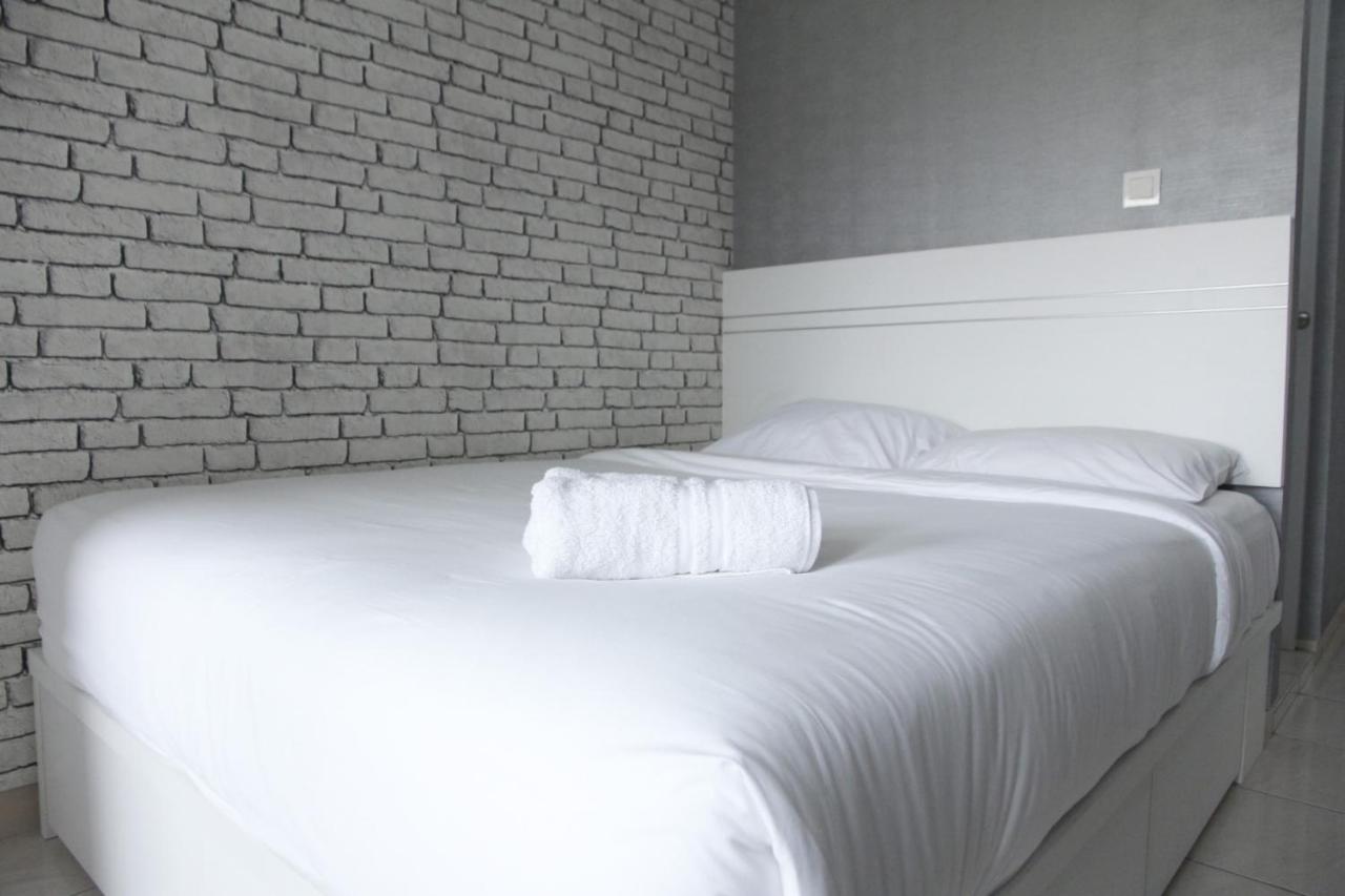 Modern And Comfortable Studio Apartment Springlake Summarecon Near Summarecon By Travelio Bekasi Exterior foto